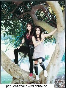 The Veronicas! - chiar sunt suuper!! canta foarte mijtoo!!! - Bands!